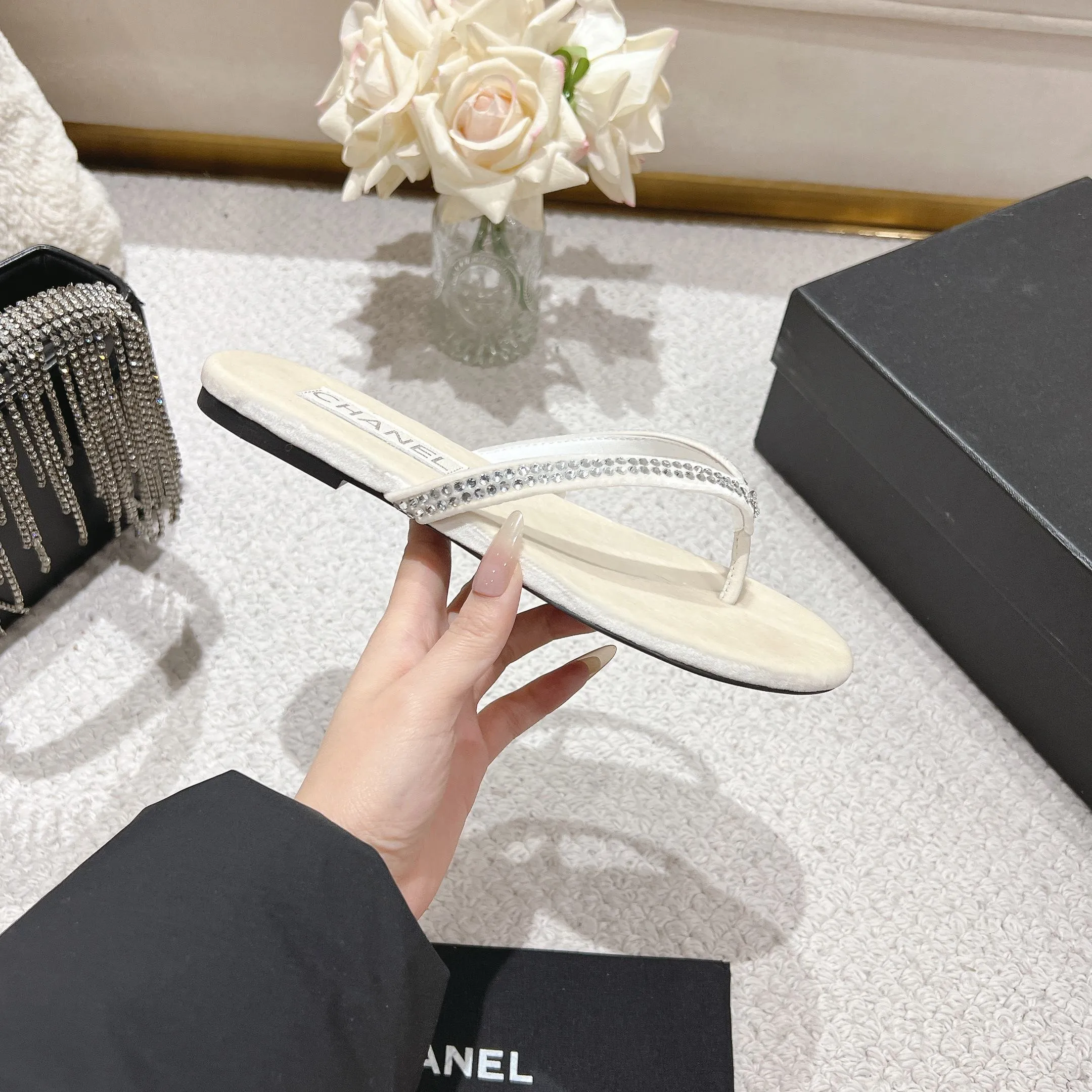 👟👟Ex-factory price 480👟👟 Xiaoxiang chanel 2025 new flip-flops! This series is really amazing. How can it be so beautiful! Summer is really an invincible combination that can be salty or sweet ~ The upper is made of original velvet and the lining is lambskin genuine leather outsole Size: 35-40 (40 customized)